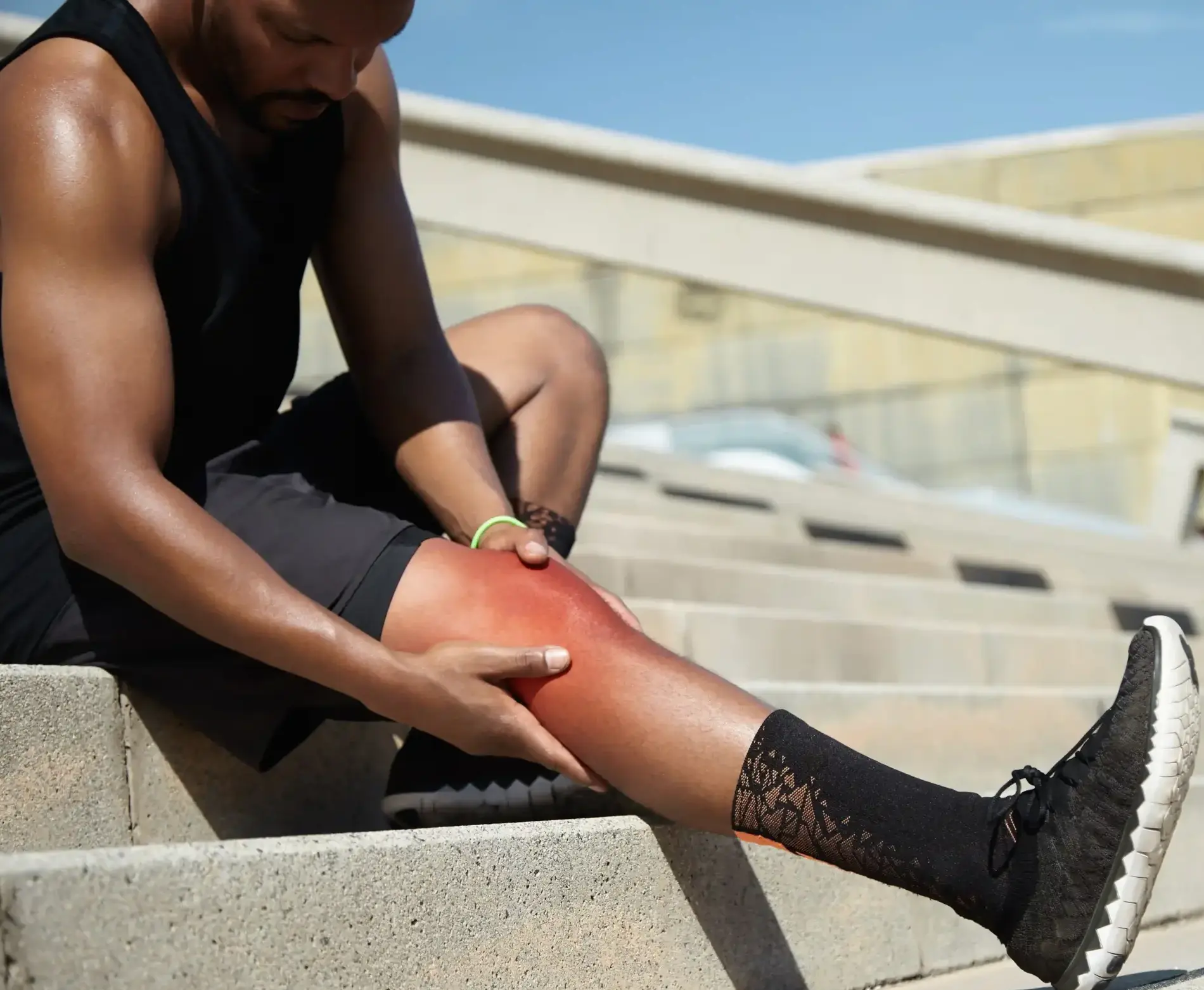 closeup-young-man-with-knee-injury_11zon